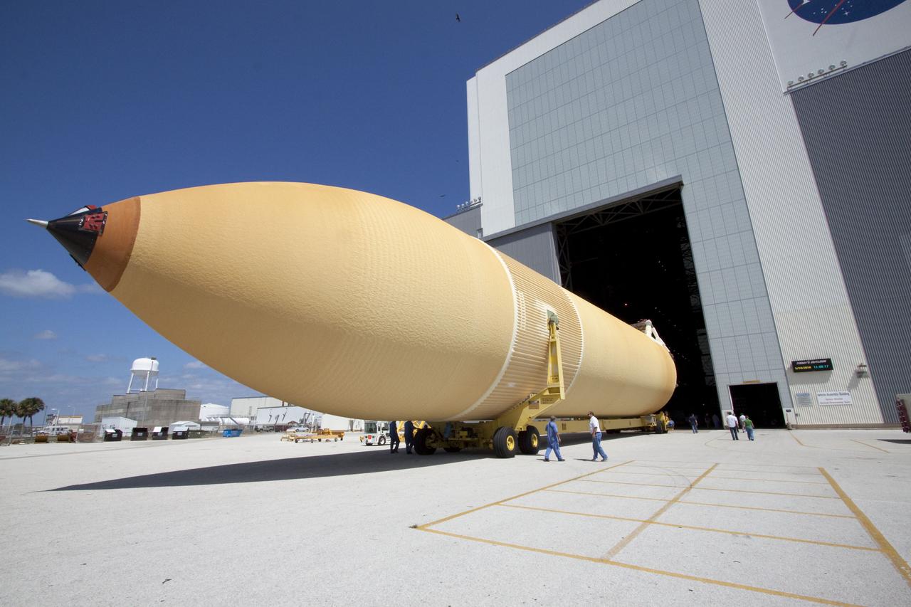 STS-133 ET-137 OFFLOAD FROM BARGE AND XFER TO VAB