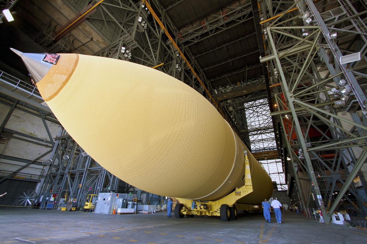 STS-133 ET-137 OFFLOAD FROM BARGE AND XFER TO VAB