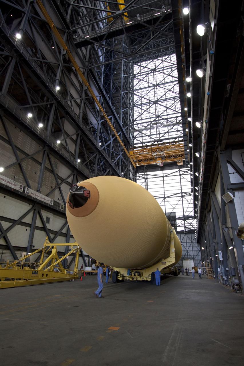 STS-133 ET-137 OFFLOAD FROM BARGE AND XFER TO VAB