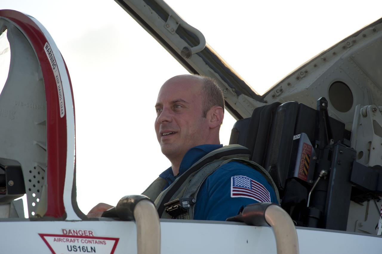 STS-132 LAUNCH L-4 CREW ARRIVAL
