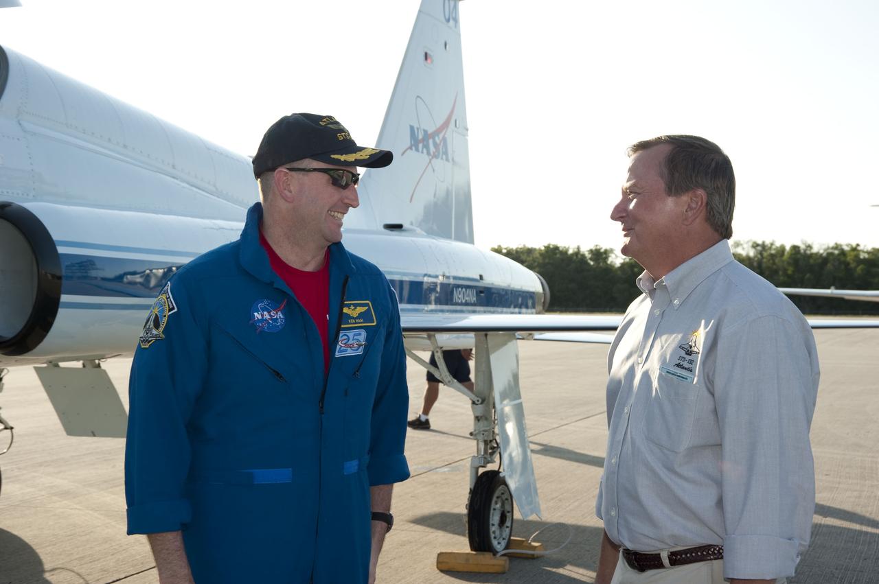 STS-132 LAUNCH L-4 CREW ARRIVAL