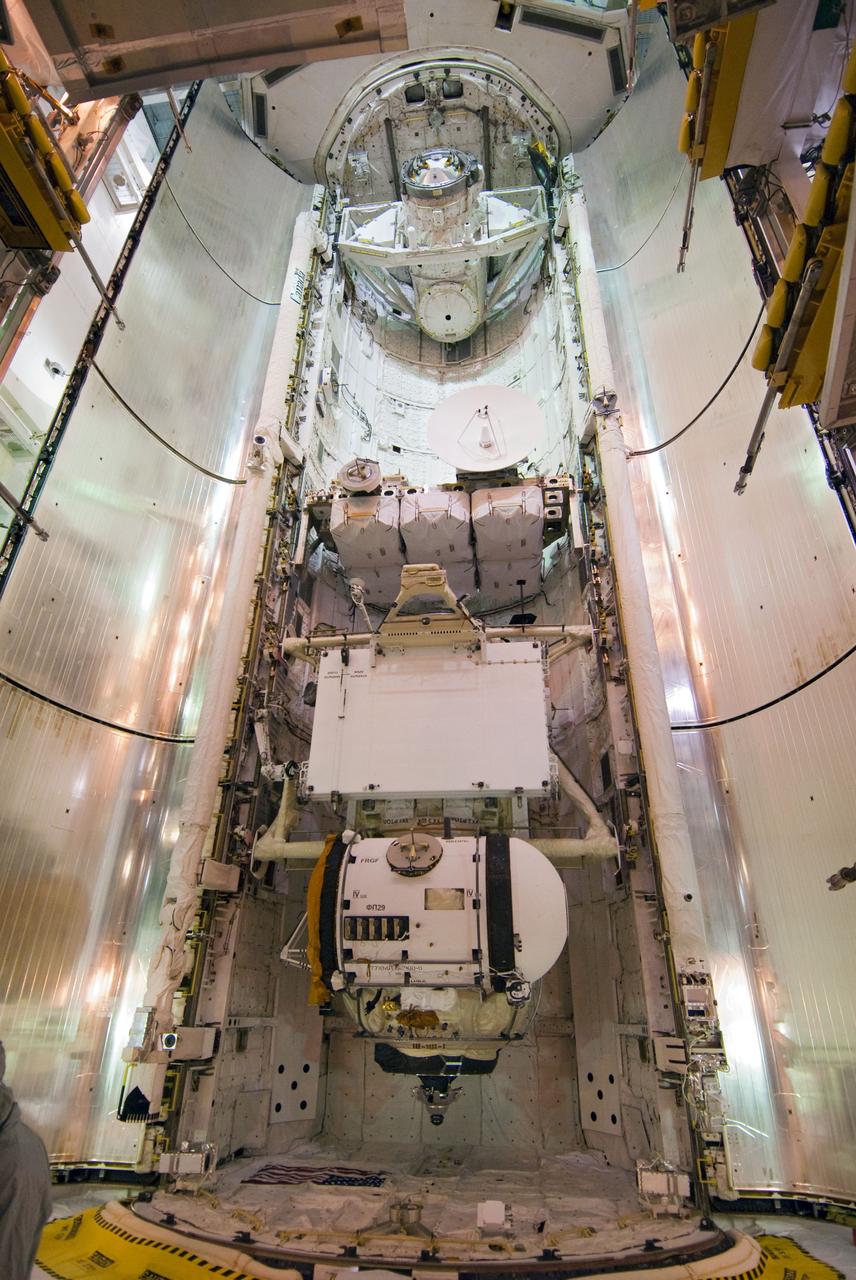 STS-132 LAUNCH L-3 FINAL PAYLOAD BAY DOOR CLOSURE FOR FLIGHT