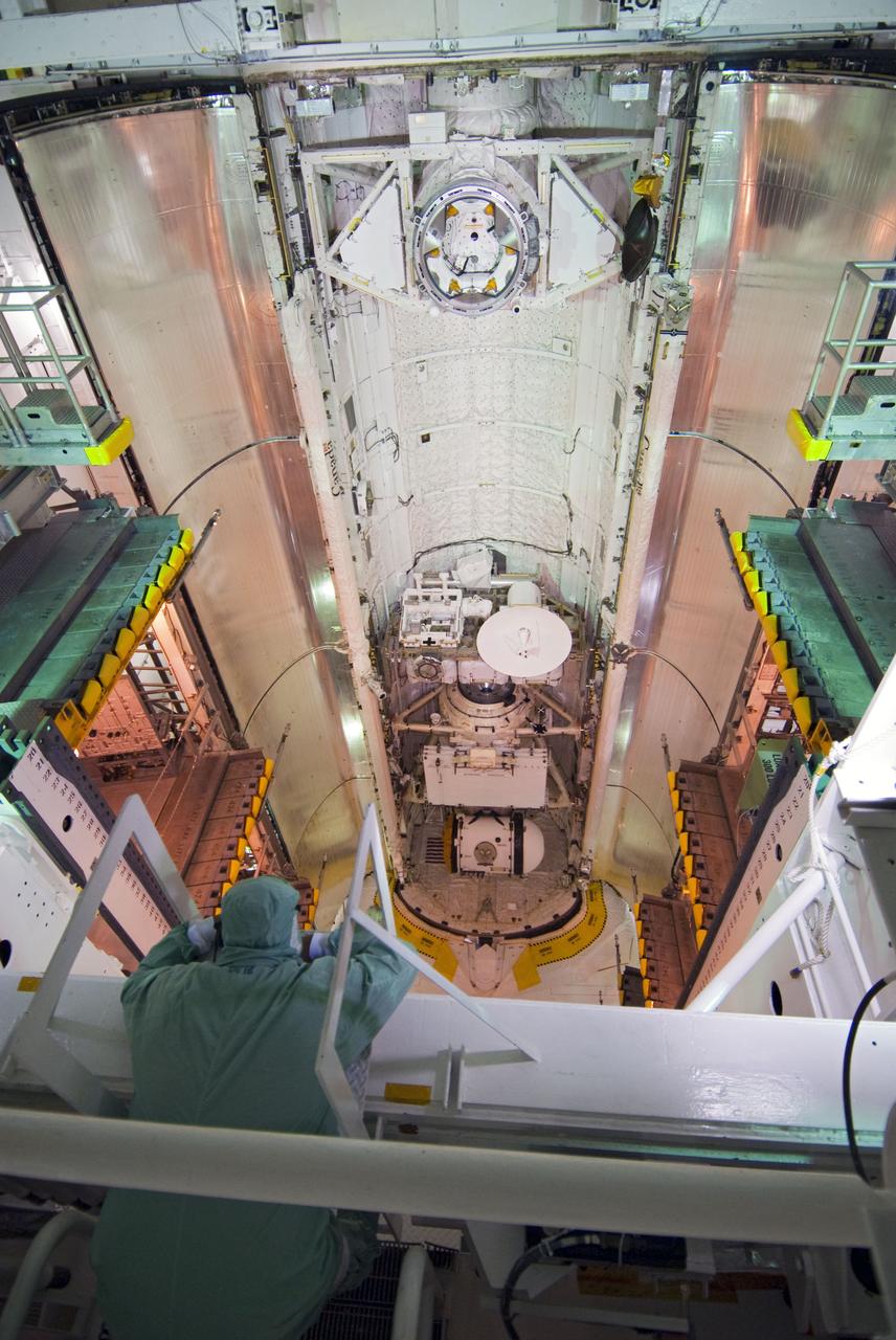 STS-132 LAUNCH L-3 FINAL PAYLOAD BAY DOOR CLOSURE FOR FLIGHT