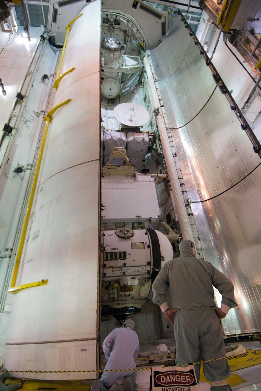 STS-132 LAUNCH L-3 FINAL PAYLOAD BAY DOOR CLOSURE FOR FLIGHT