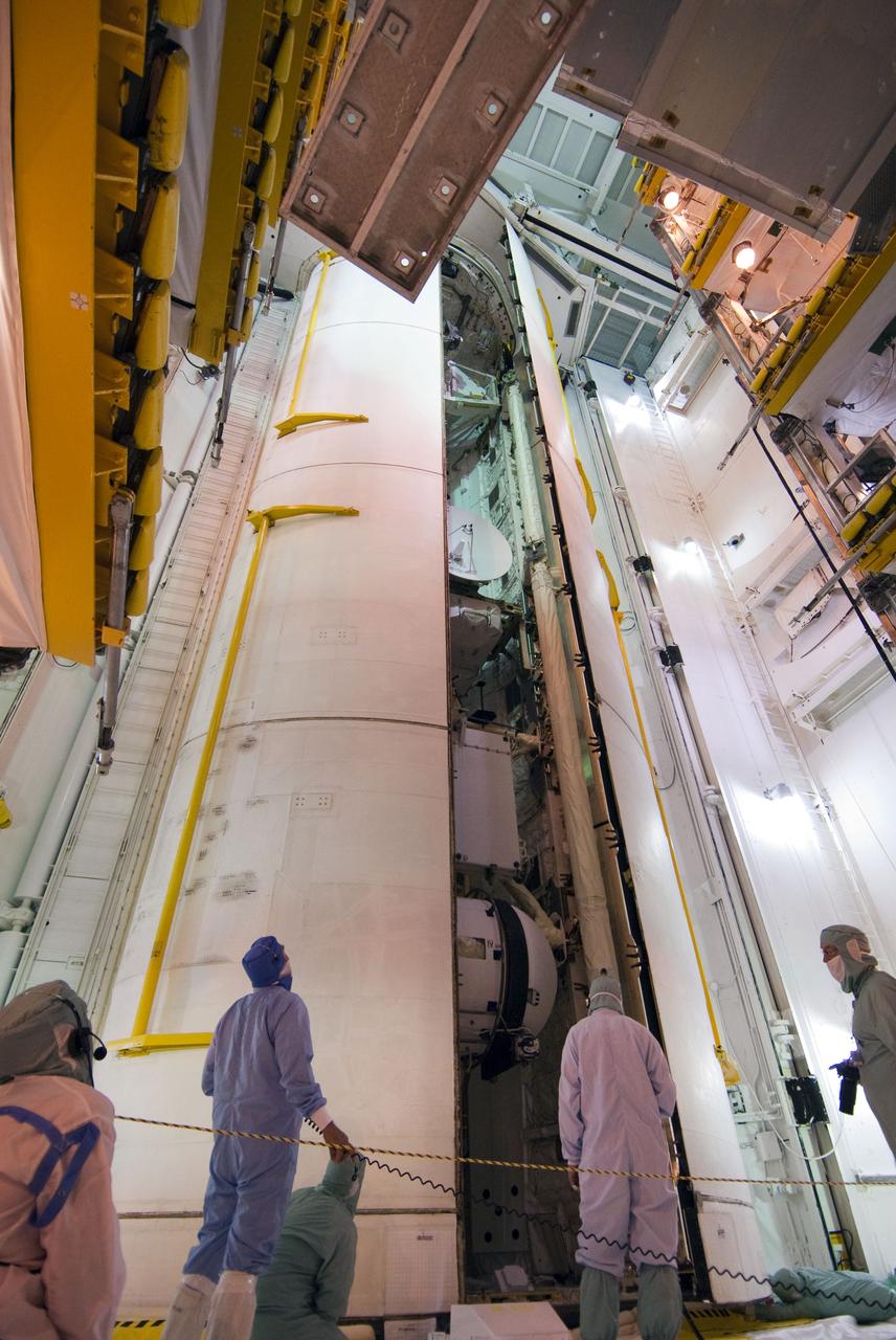 STS-132 LAUNCH L-3 FINAL PAYLOAD BAY DOOR CLOSURE FOR FLIGHT