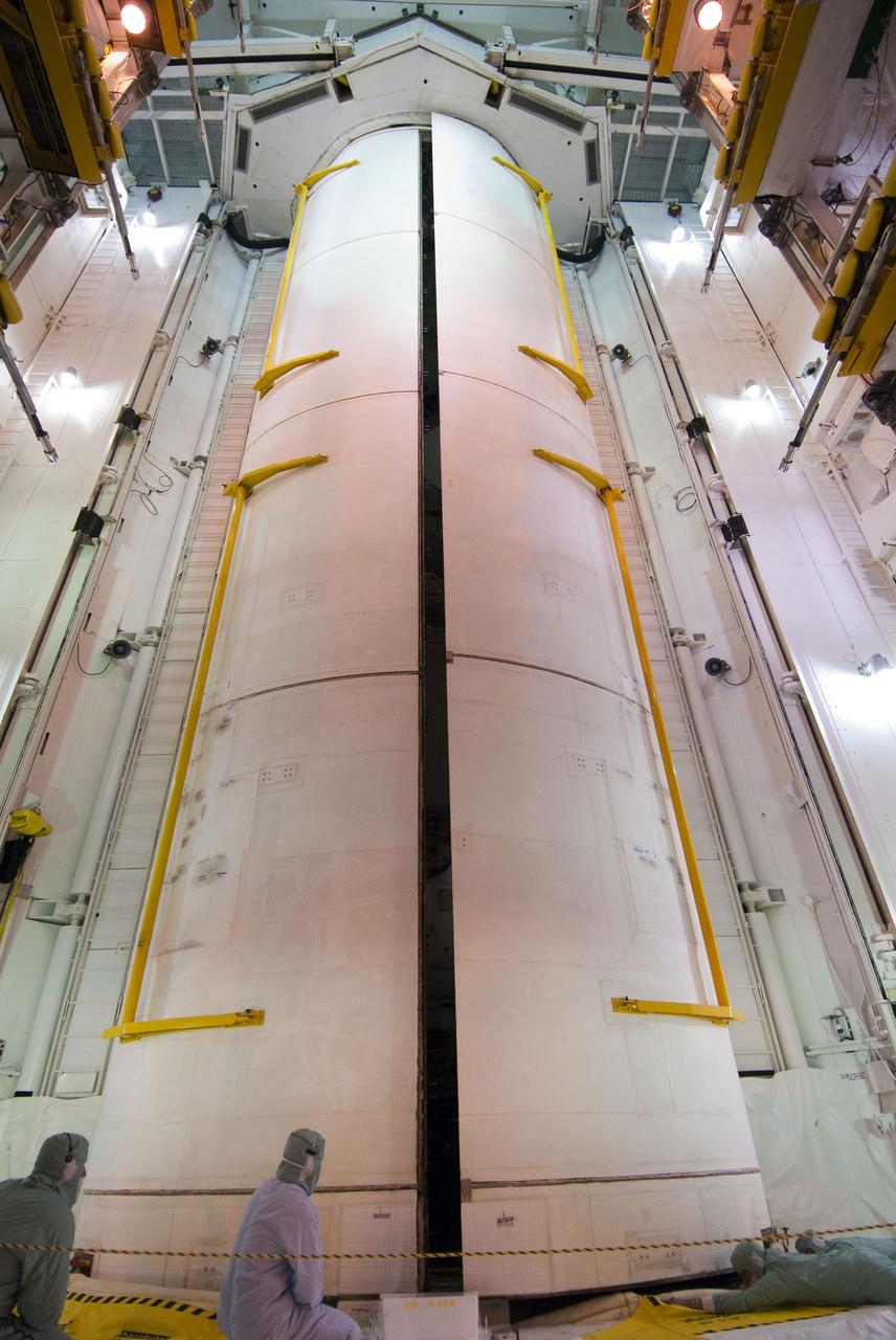 STS-132 LAUNCH L-3 FINAL PAYLOAD BAY DOOR CLOSURE FOR FLIGHT