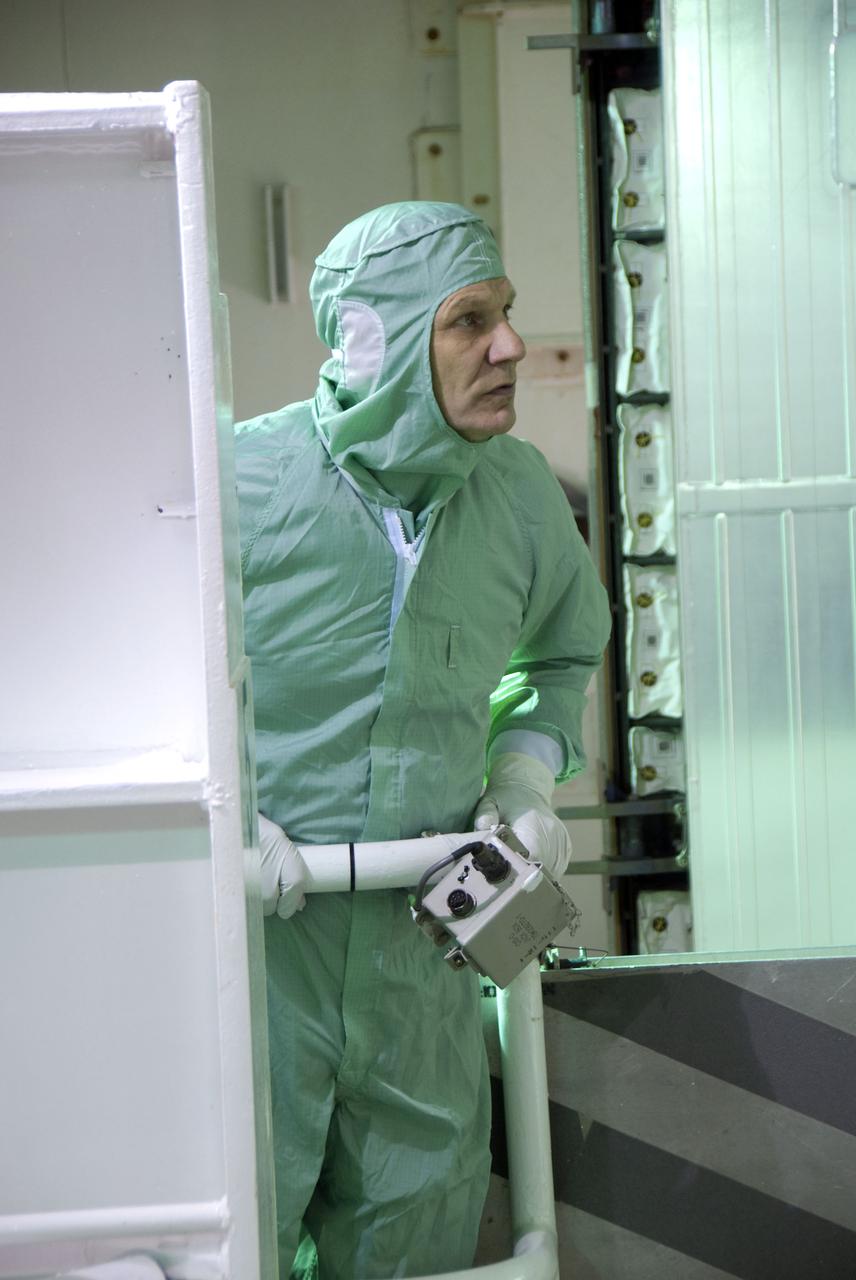 STS-132 LAUNCH L-3 CREW - PAYLOAD WALKDOWN