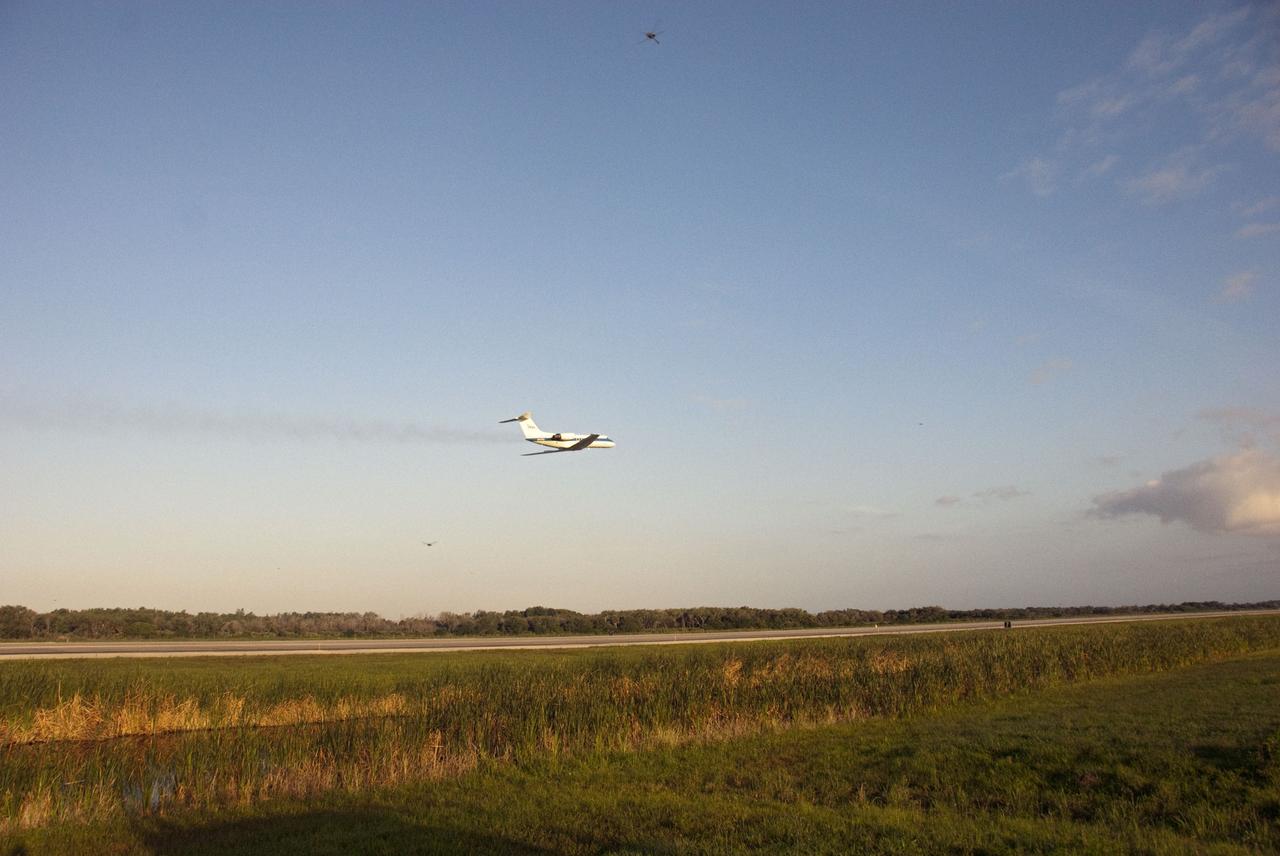 STS-132 LAUNCH L-2 SUITED STA'S WITH COMMANDER & PILOT