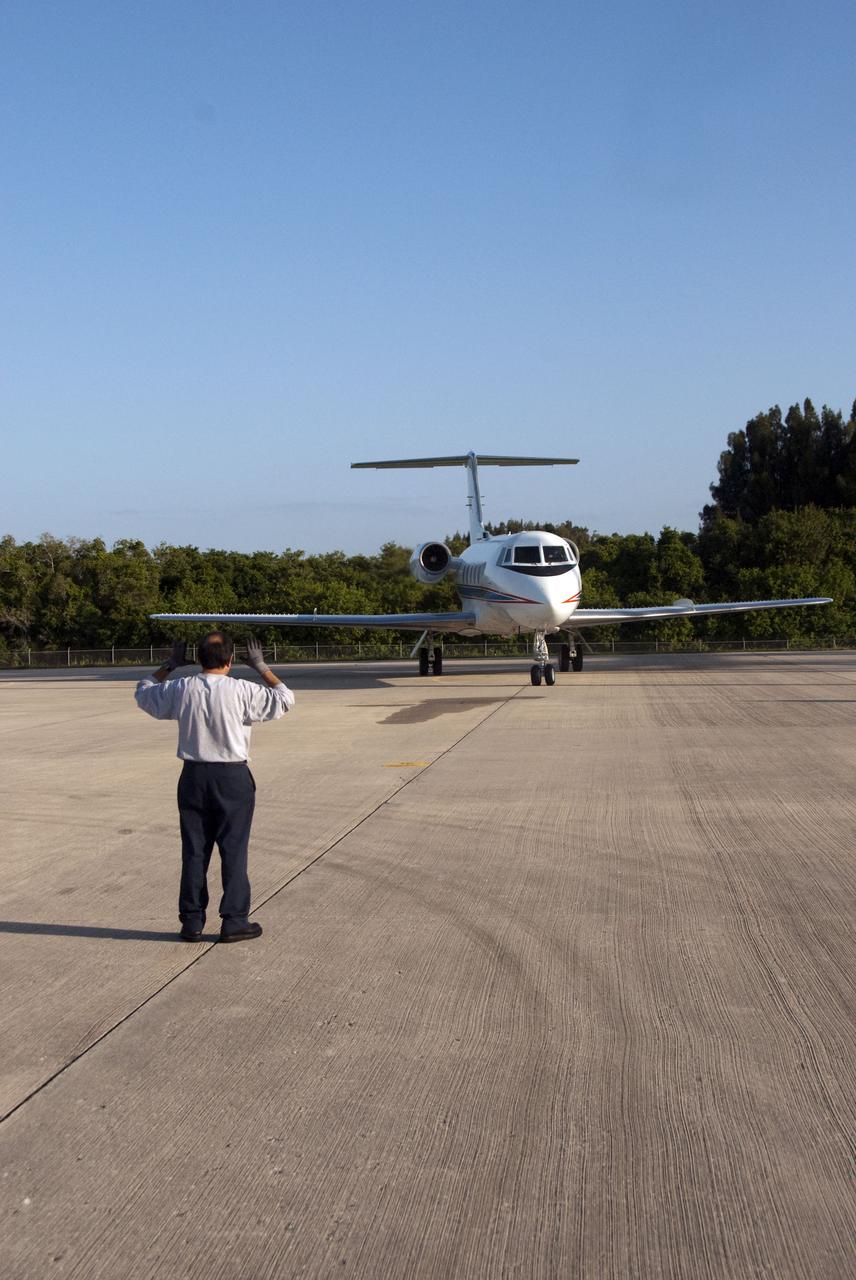 STS-132 LAUNCH L-2 SUITED STA'S WITH COMMANDER & PILOT