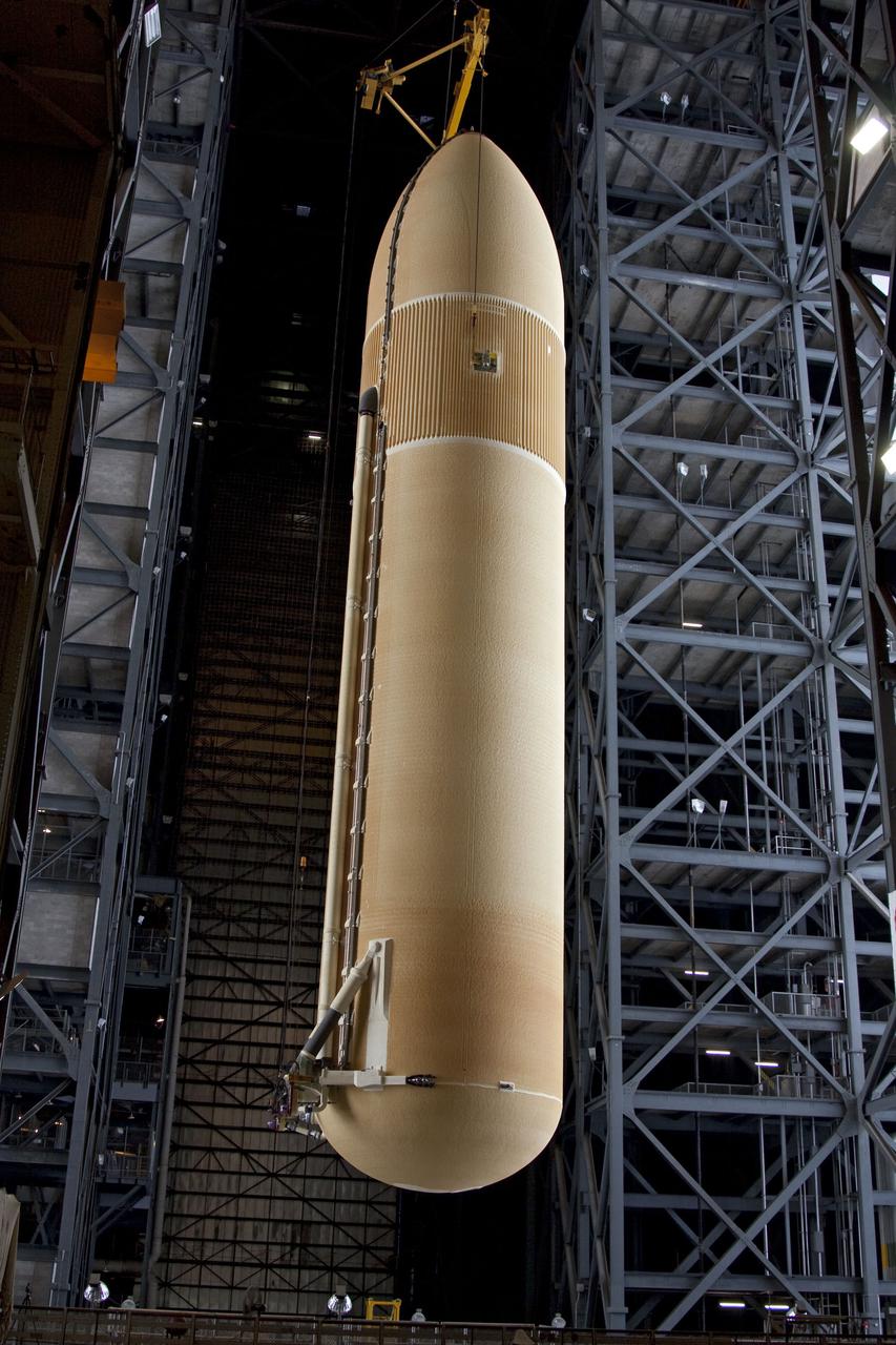 STS-133 ET-137 LIFT FROM TRANSFER AISLE AND MOVE TO TEST CELL