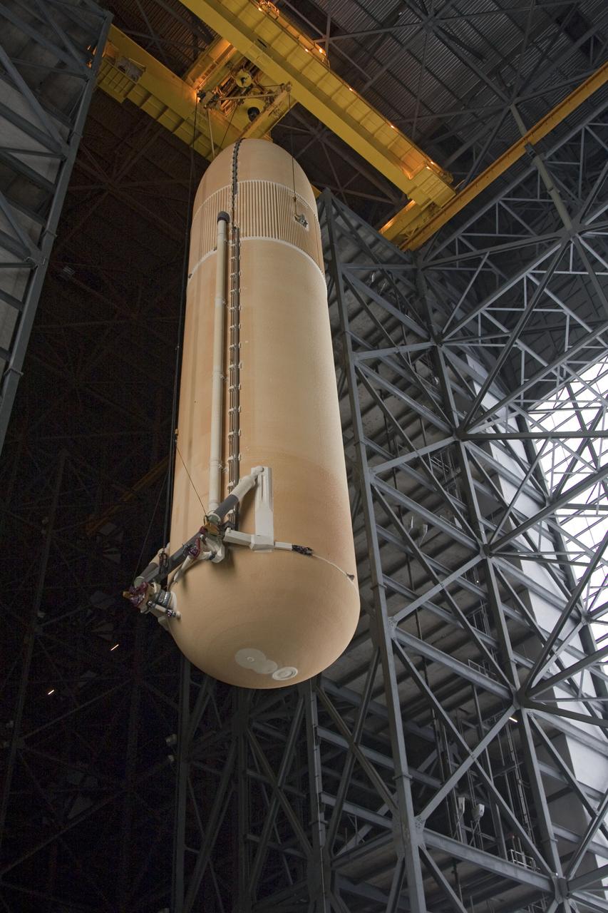 STS-133 ET-137 LIFT FROM TRANSFER AISLE AND MOVE TO TEST CELL
