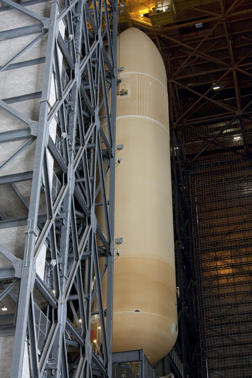 STS-133 ET-137 LIFT FROM TRANSFER AISLE AND MOVE TO TEST CELL