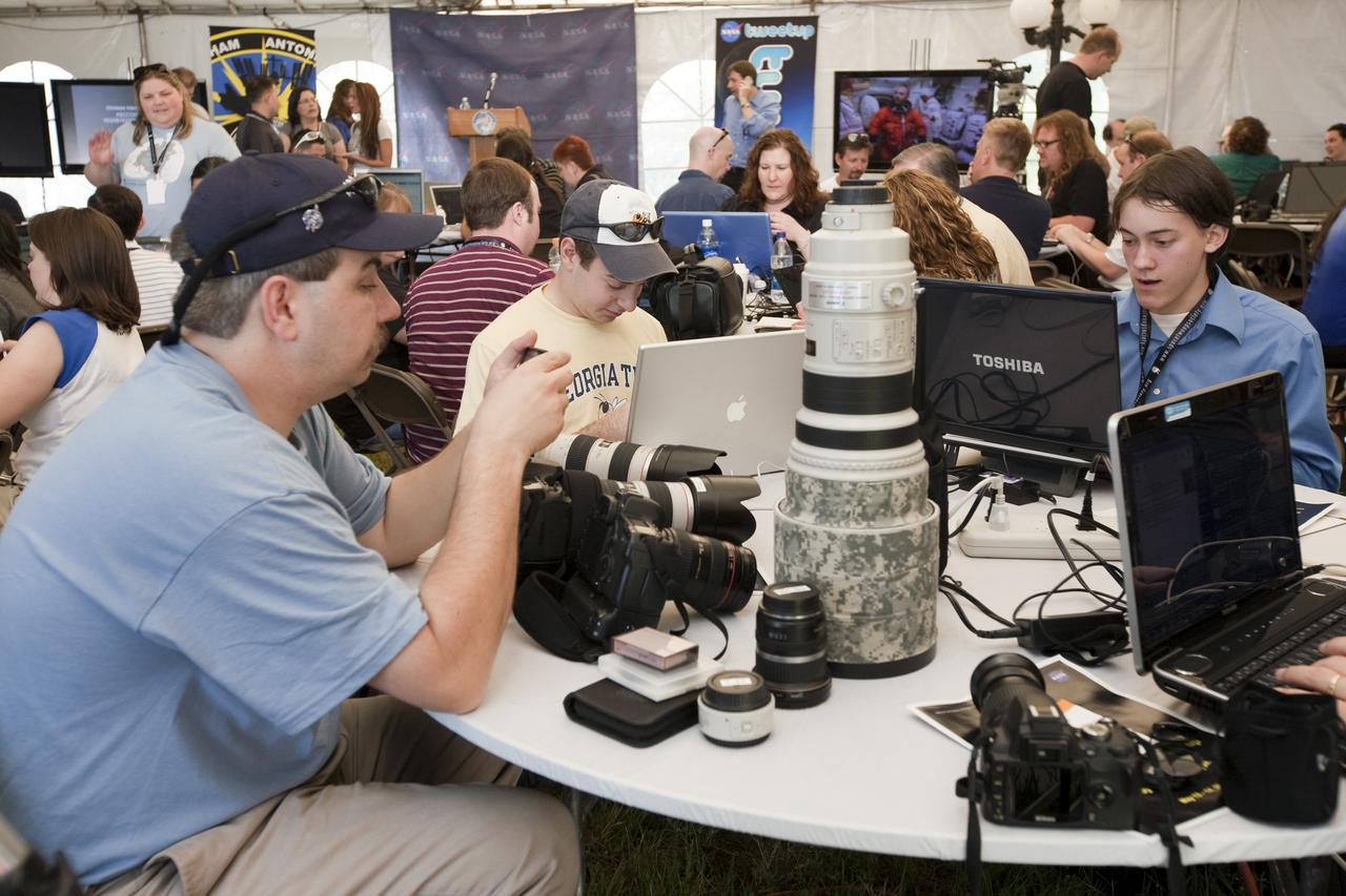 STS-132 LAUNCH L-1 MEDIA TWEETUP OPENING CEREMONY