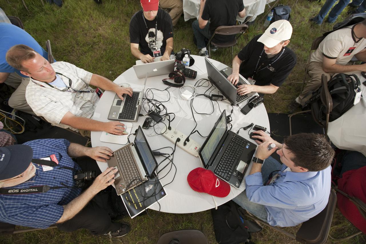 STS-132 LAUNCH L-1 MEDIA TWEETUP OPENING CEREMONY
