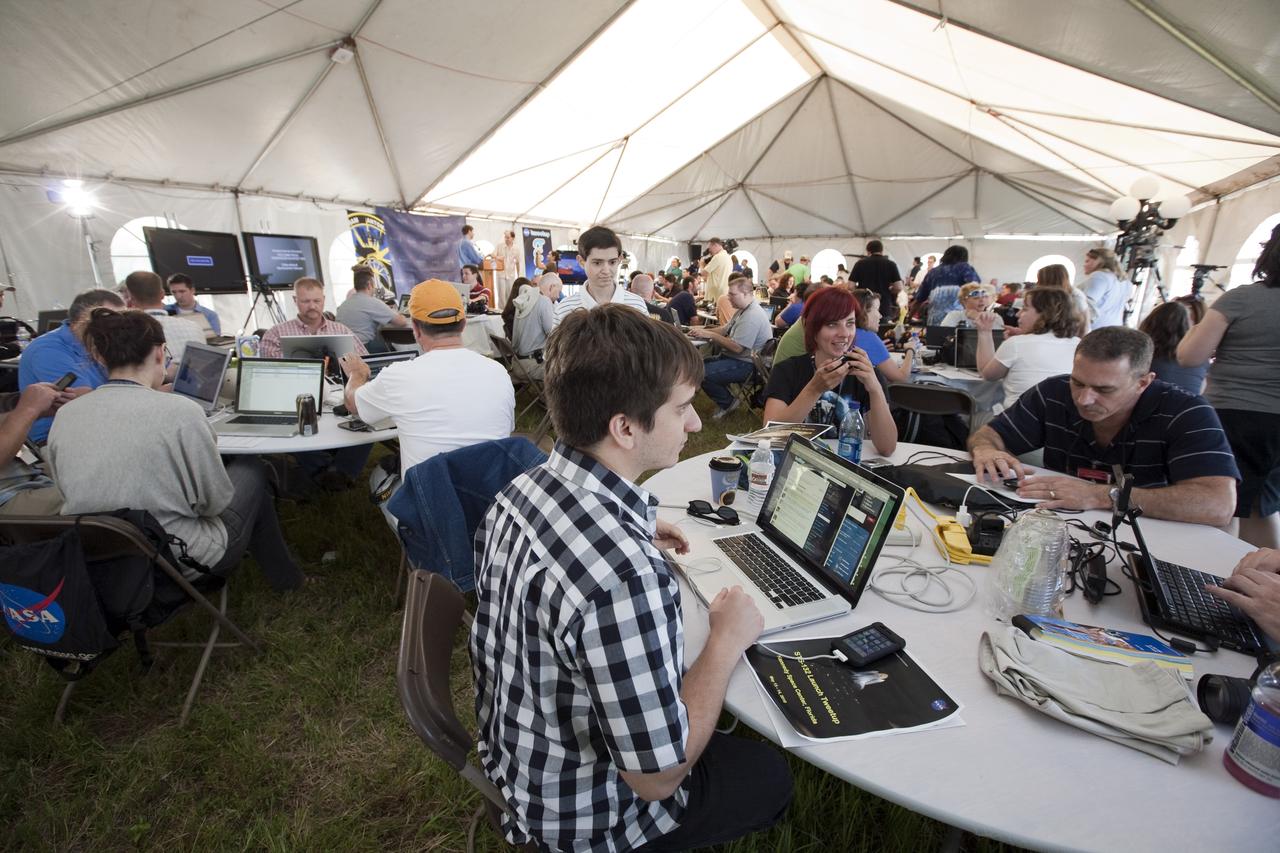 STS-132 LAUNCH L-1 MEDIA TWEETUP OPENING CEREMONY