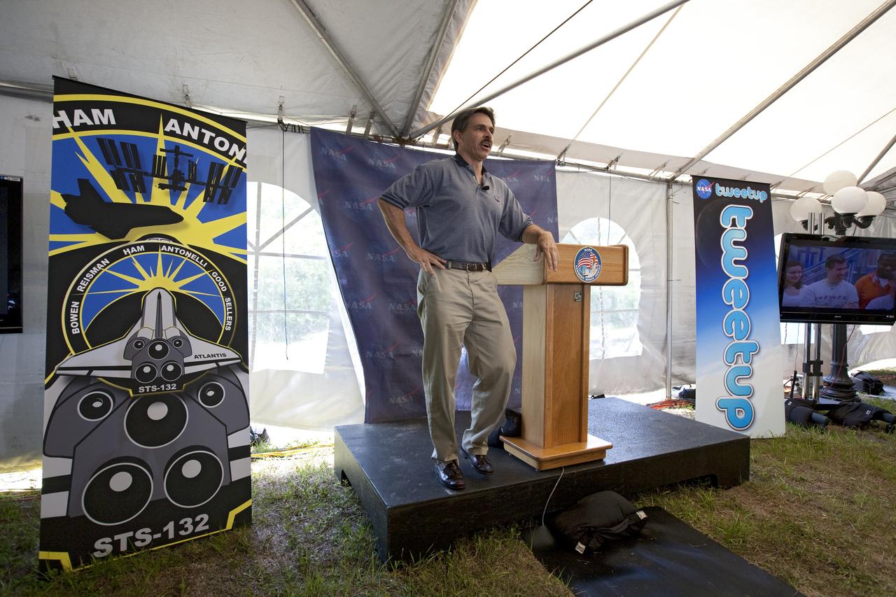 STS-132 LAUNCH L-1 MEDIA TWEETUP OPENING CEREMONY