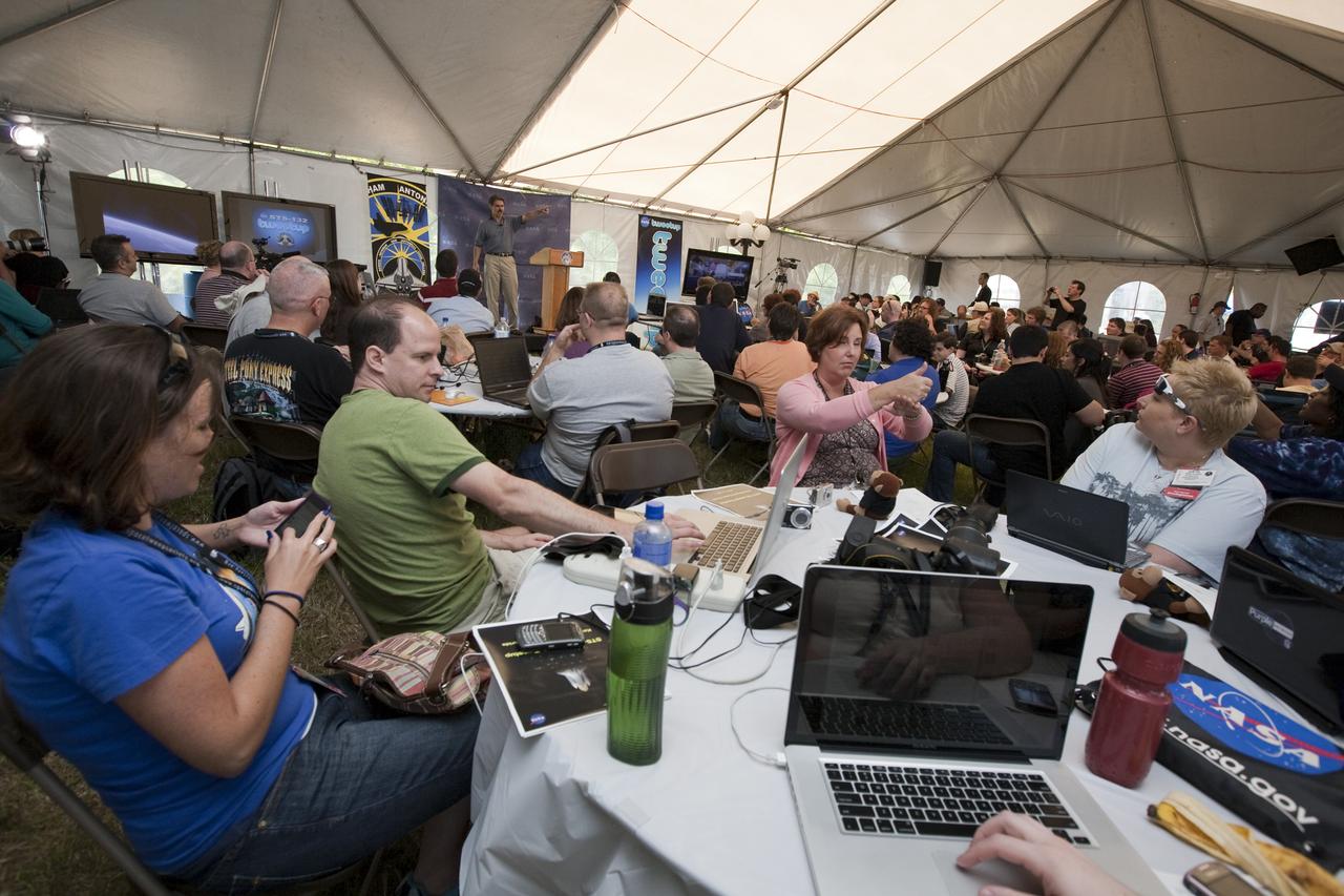 STS-132 LAUNCH L-1 MEDIA TWEETUP OPENING CEREMONY