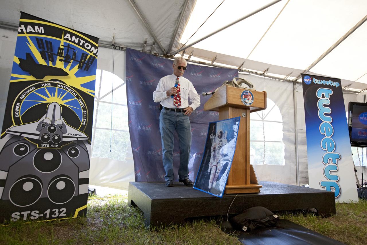 STS-132 LAUNCH L-1 MEDIA TWEETUP OPENING CEREMONY