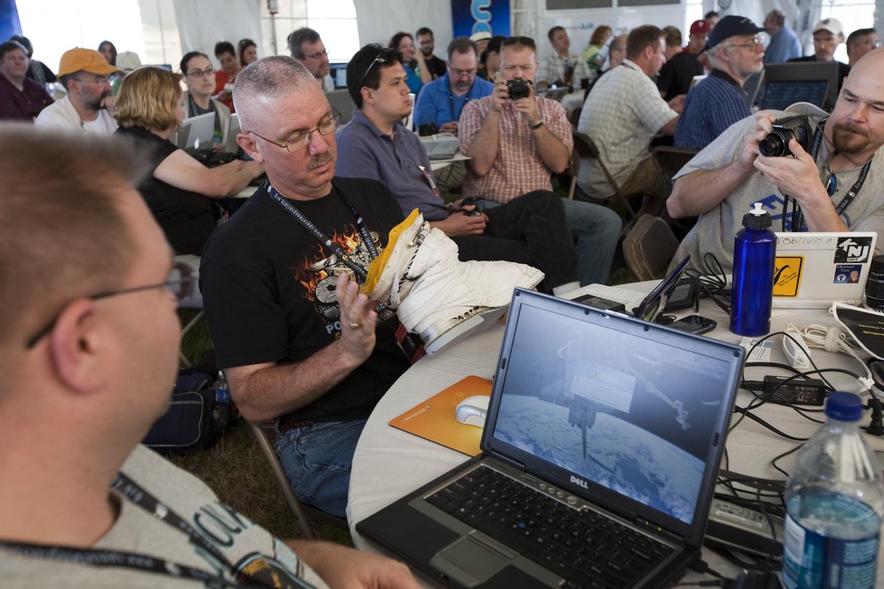 STS-132 LAUNCH L-1 MEDIA TWEETUP OPENING CEREMONY