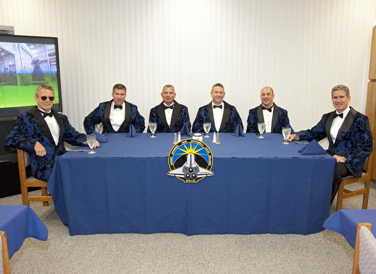 STS-132 LAUNCH L-0 BREAKFAST PHOTO OP