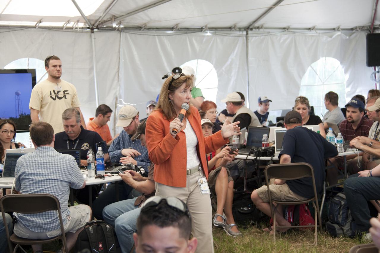 STS-132 LAUNCH L-0 LORI GARVER AT TWEET-UP TENT