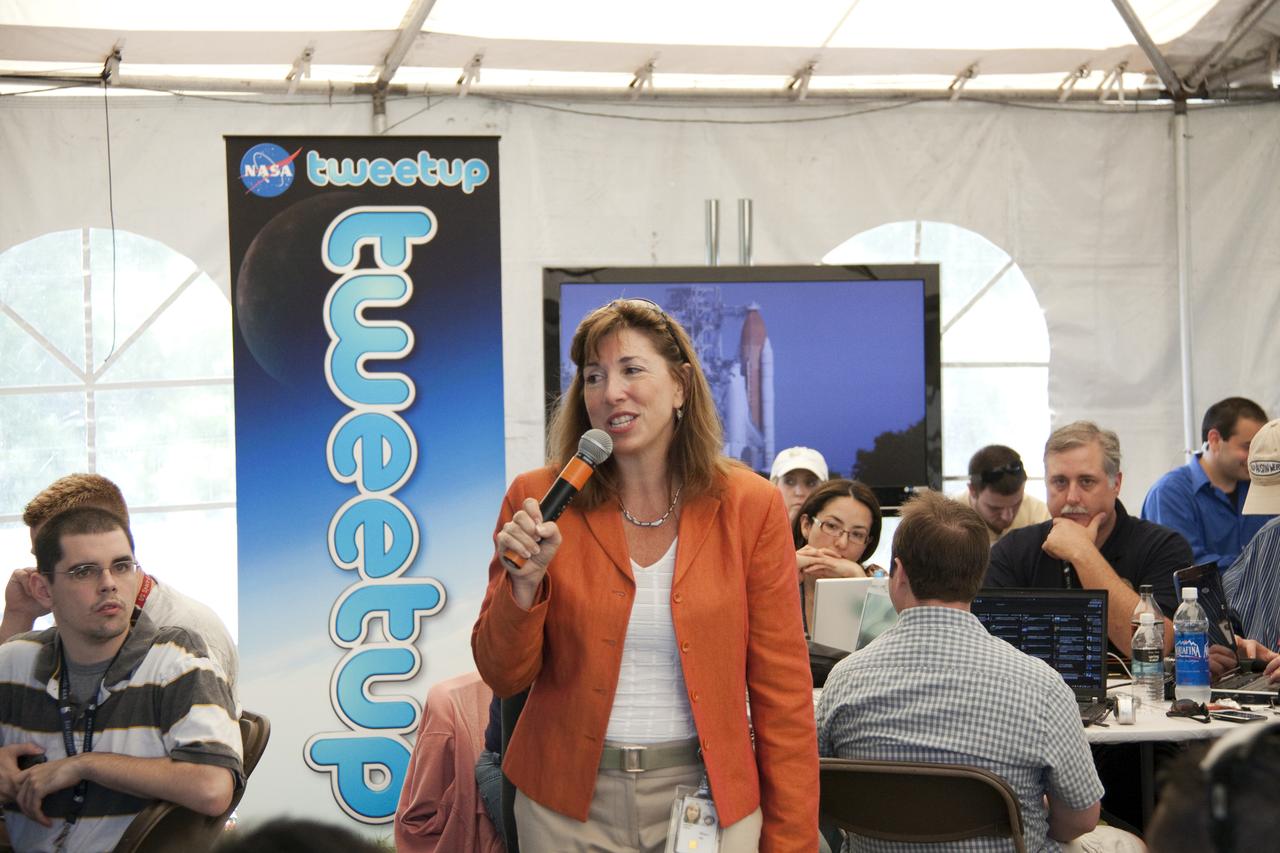 STS-132 LAUNCH L-0 LORI GARVER AT TWEET-UP TENT