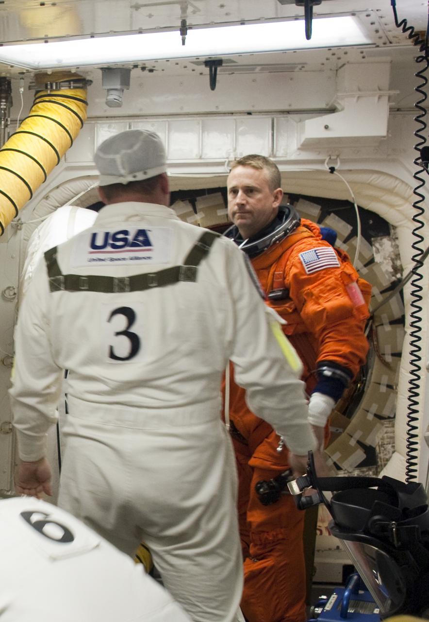 STS-132 LAUNCH L-0 WHITEROOM ACTIVITIES