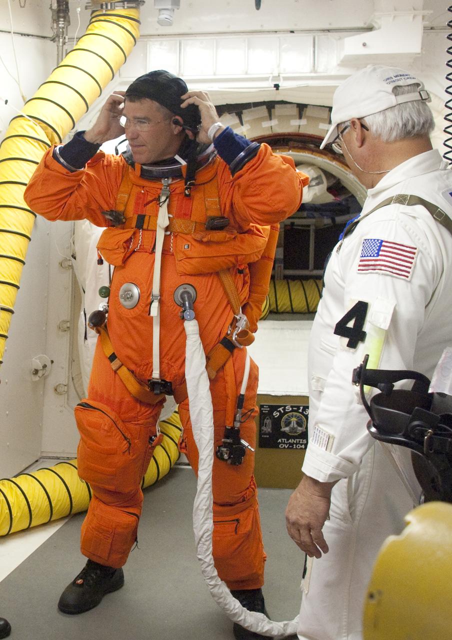 STS-132 LAUNCH L-0 WHITEROOM ACTIVITIES