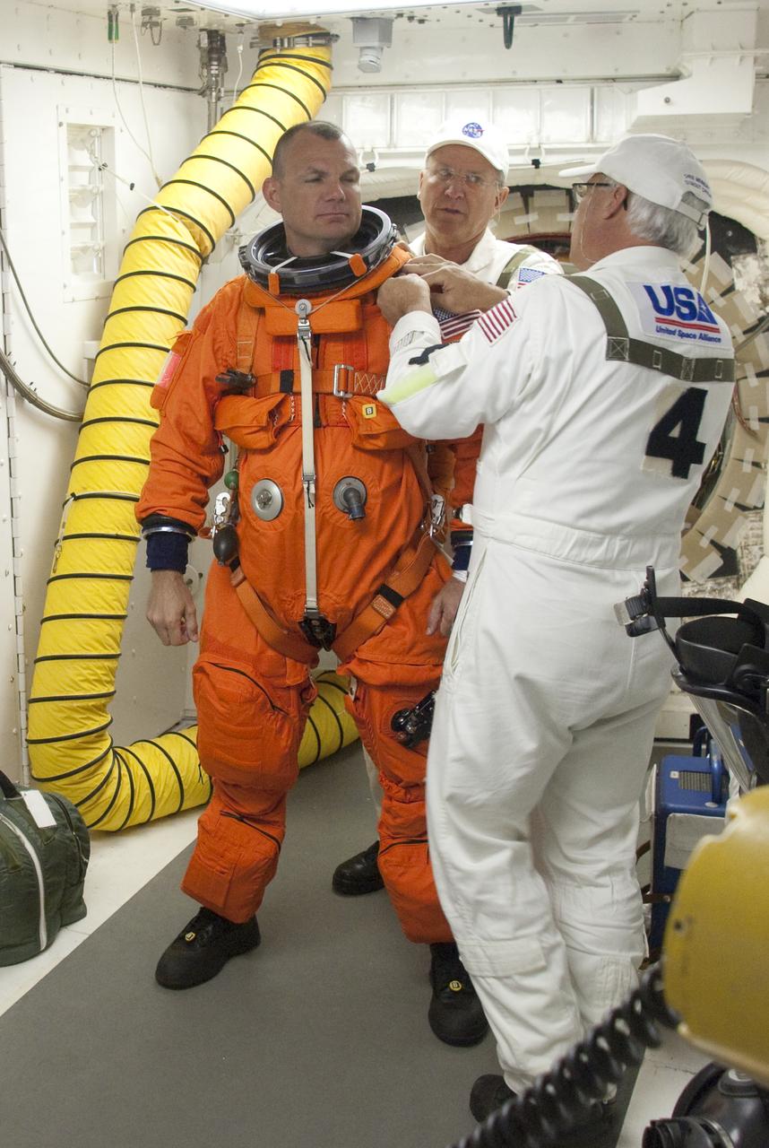 STS-132 LAUNCH L-0 WHITEROOM ACTIVITIES