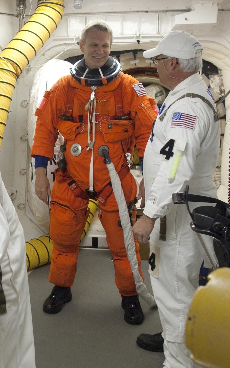 STS-132 LAUNCH L-0 WHITEROOM ACTIVITIES