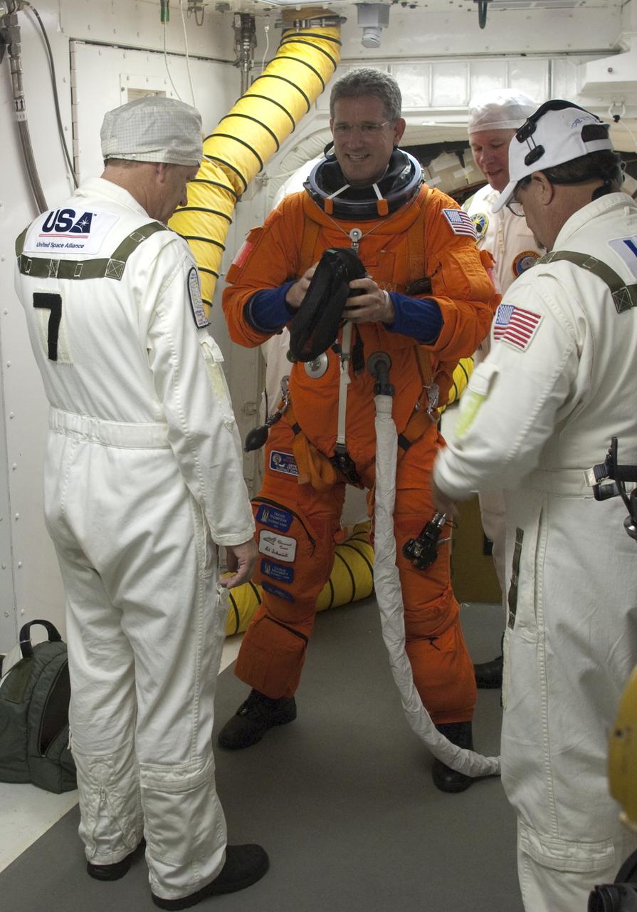 STS-132 LAUNCH L-0 WHITEROOM ACTIVITIES
