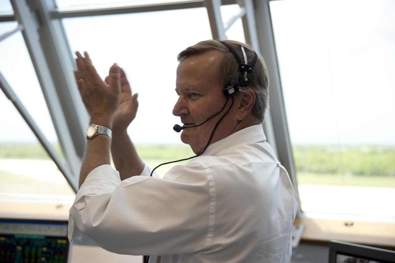 CAPE CANAVERAL, Fla. -- NASA Shuttle Launch Director Mike Leinbach celebrates in Firing Room 4 of the Launch Control Center at NASA's Kennedy Space Center in Florida after the successful launch of space shuttle Atlantis on its STS-132 mission to the International Space Station. Launch was on time at 2:20 p.m. EDT. STS-132 is the 132nd shuttle flight, the 32nd for Atlantis and the 34th shuttle mission dedicated to station assembly and maintenance. For more information on the STS-132 mission objectives, payload and crew, visit www.nasa.gov_mission_pages_shuttle_shuttlemissions_sts132_index.html. Photo credit: NASA_Kim Shiflett