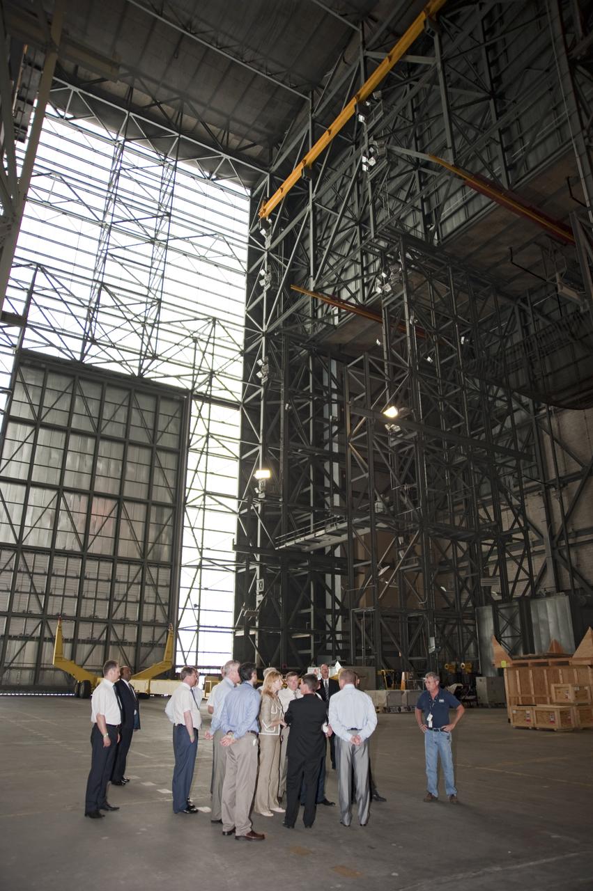 STS-132 LAUNCH L-0 RUSSIAN DELEGATION TOUR