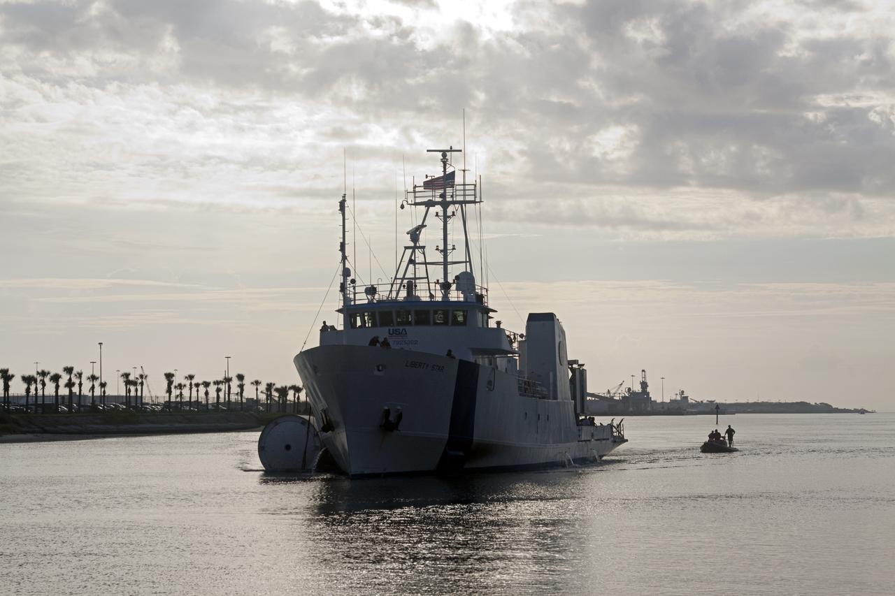 STS-132 SRB RETRIEVAL SHIPS RETURN TO HANGAR AF