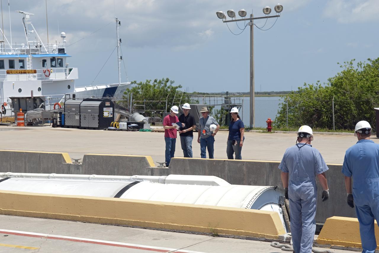 STS-123 SRB LIFT OPS AT HANGAR AF