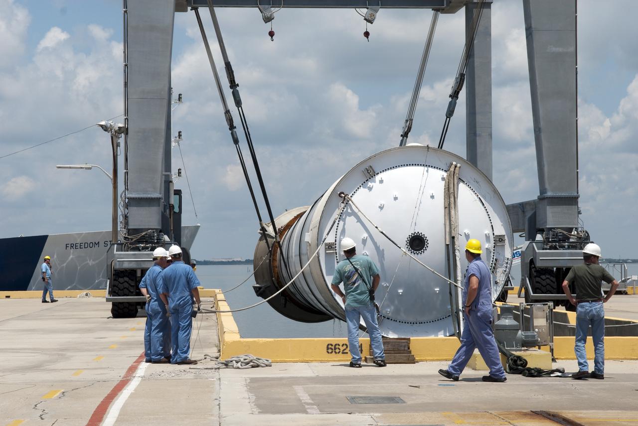 STS-123 SRB LIFT OPS AT HANGAR AF