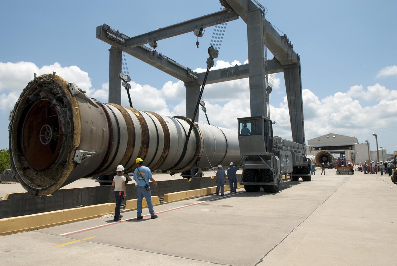 STS-123 SRB LIFT OPS AT HANGAR AF