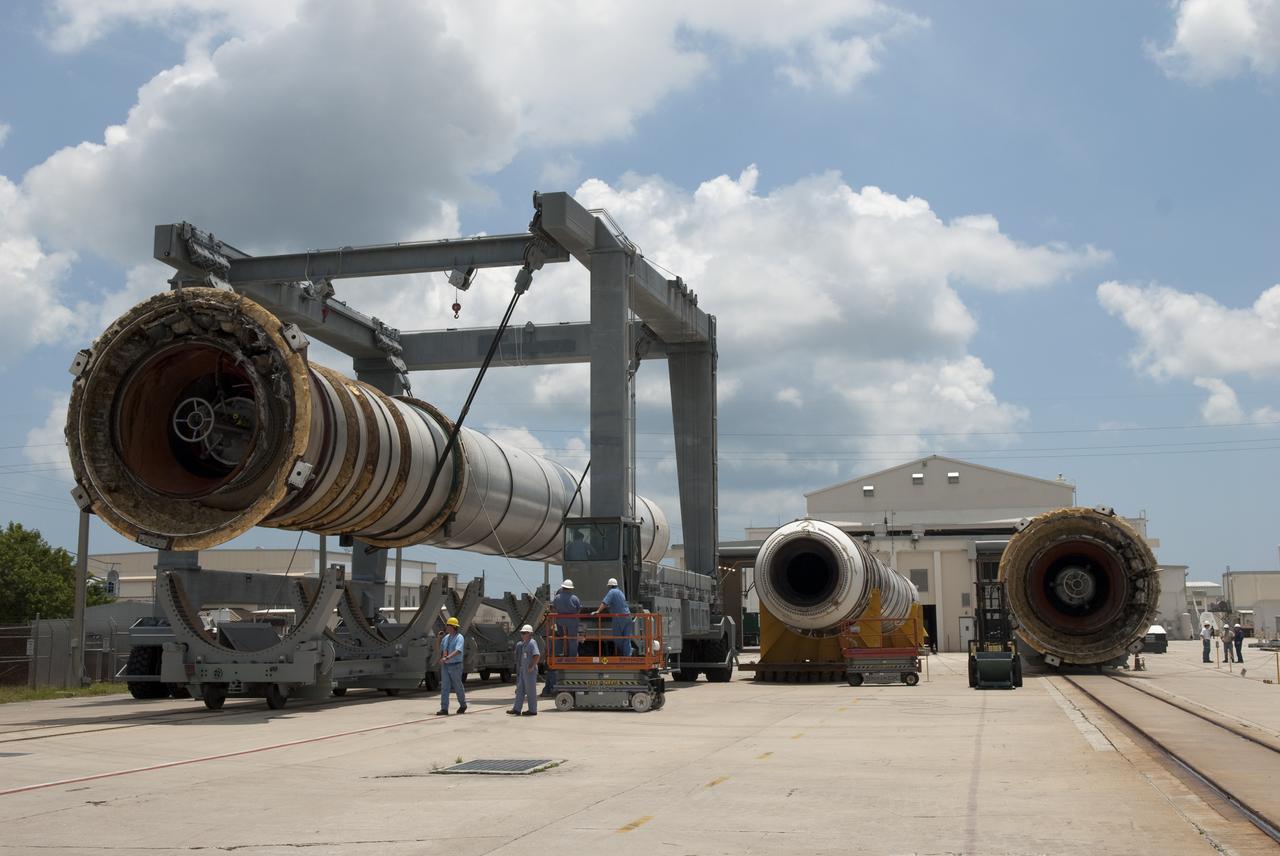 STS-123 SRB LIFT OPS AT HANGAR AF