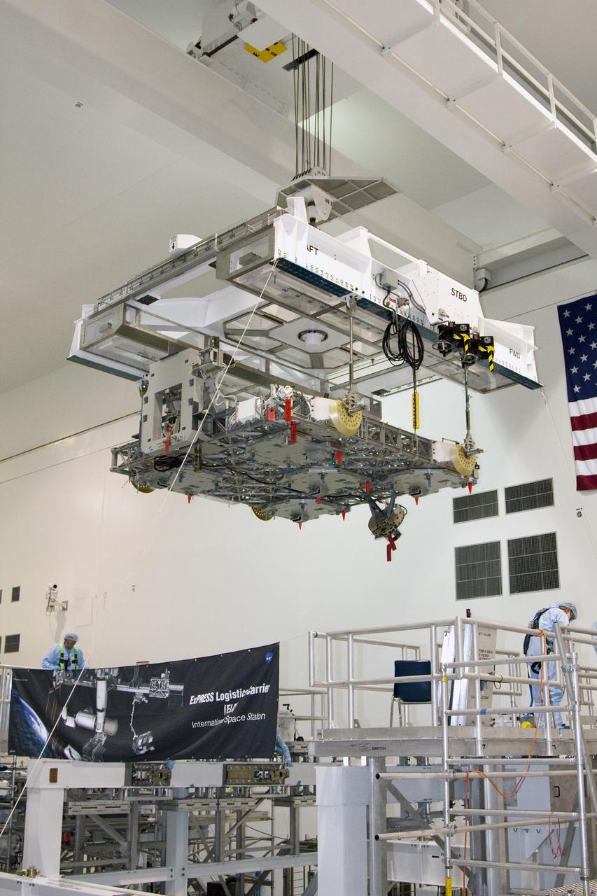 STS-133 ELC PAYLOAD MOVE FROM WORK STAND TO ROTATION STAND