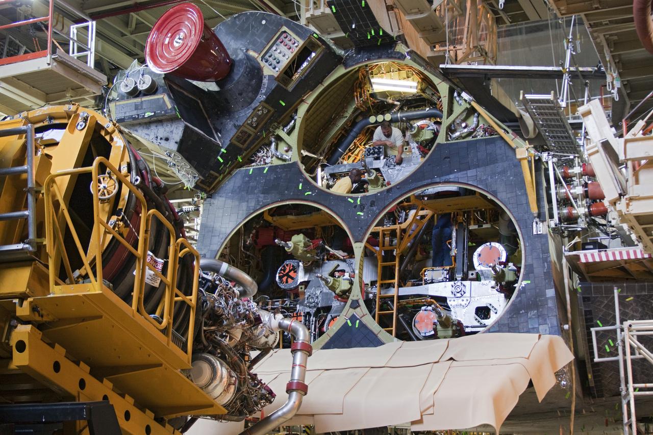 STS-133 DISCOVERY ENGINE-1 INSTALLATION 