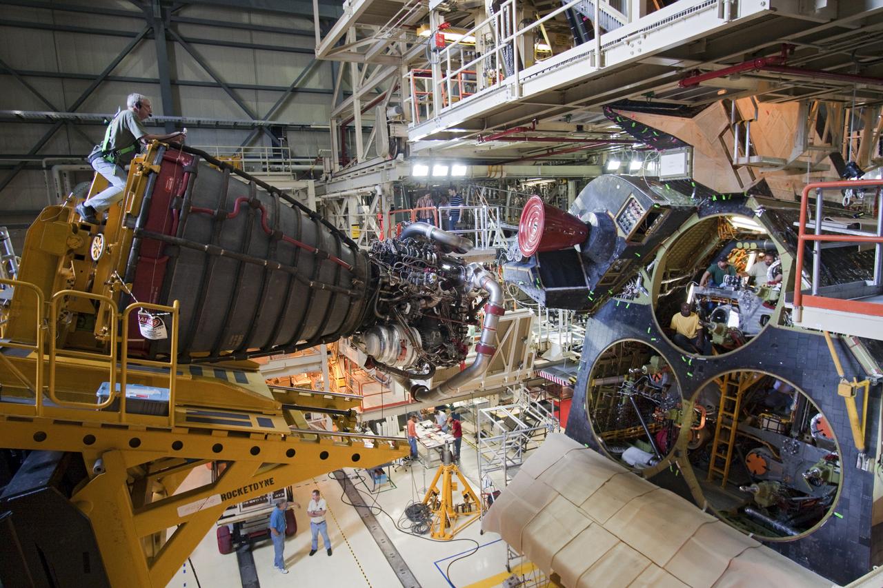 STS-133 DISCOVERY ENGINE-1 INSTALLATION 