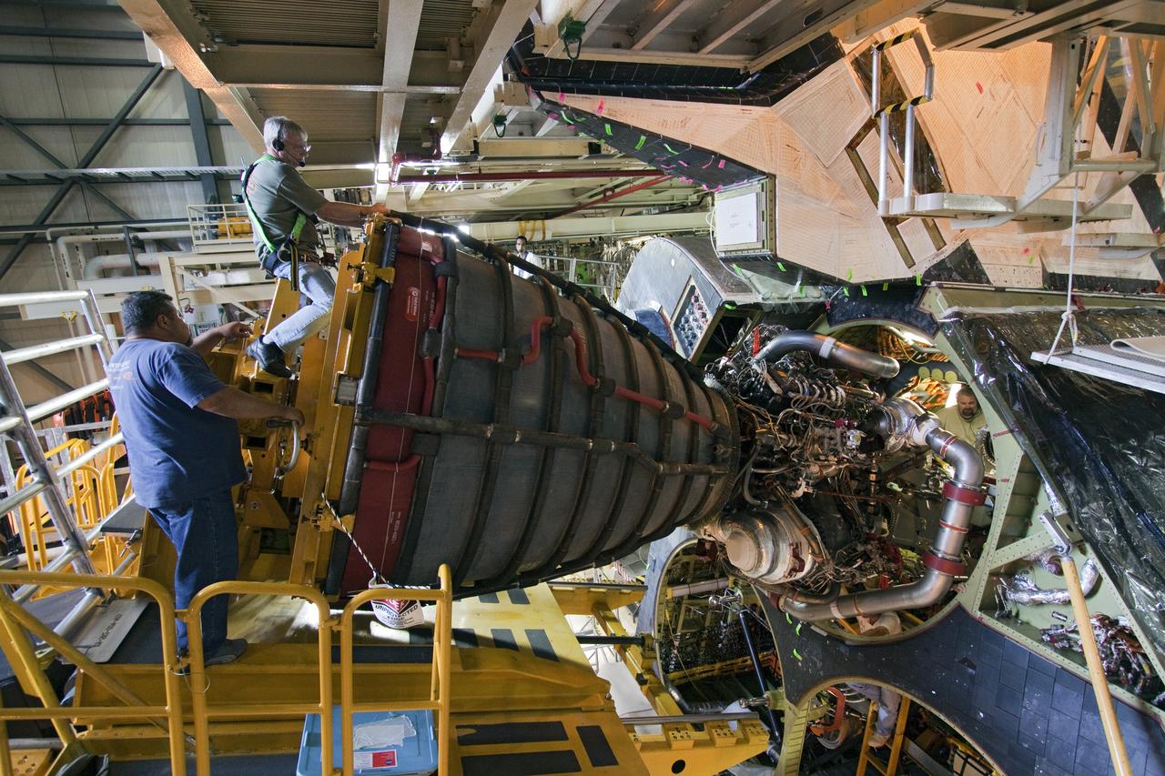 STS-133 DISCOVERY ENGINE-1 INSTALLATION 