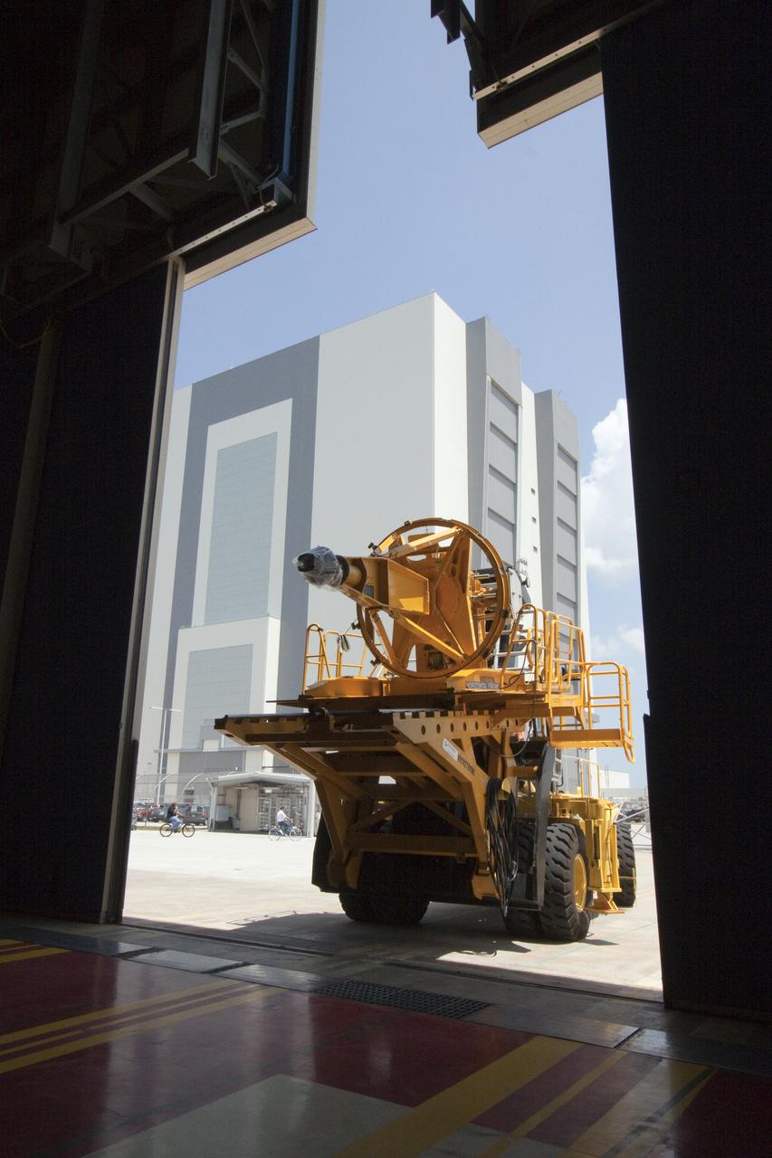 STS-133 DISCOVERY ENGINE-1 INSTALLATION 
