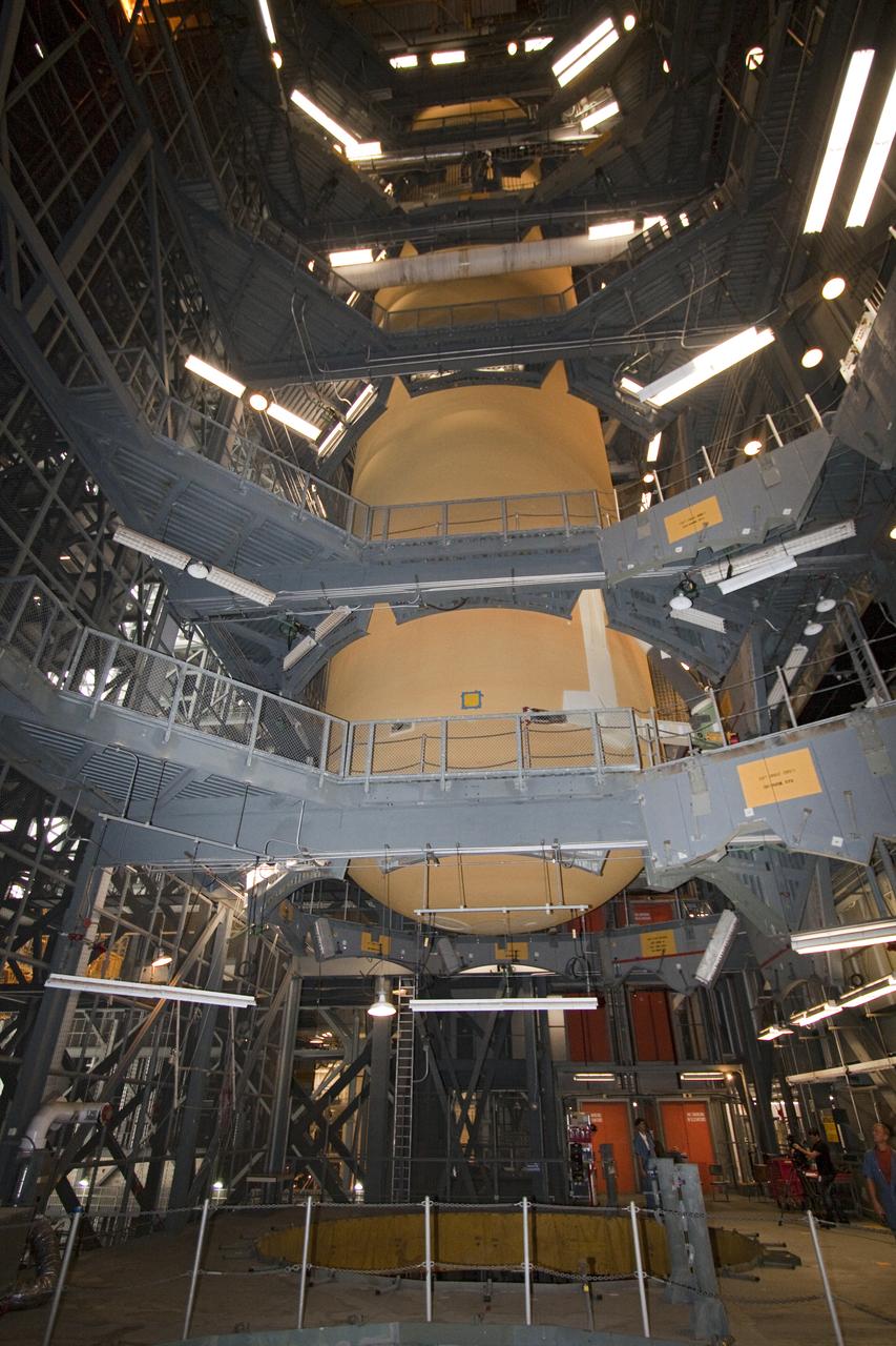 STS-133 ET-137 LIFT FOR MATE TO SRB'S