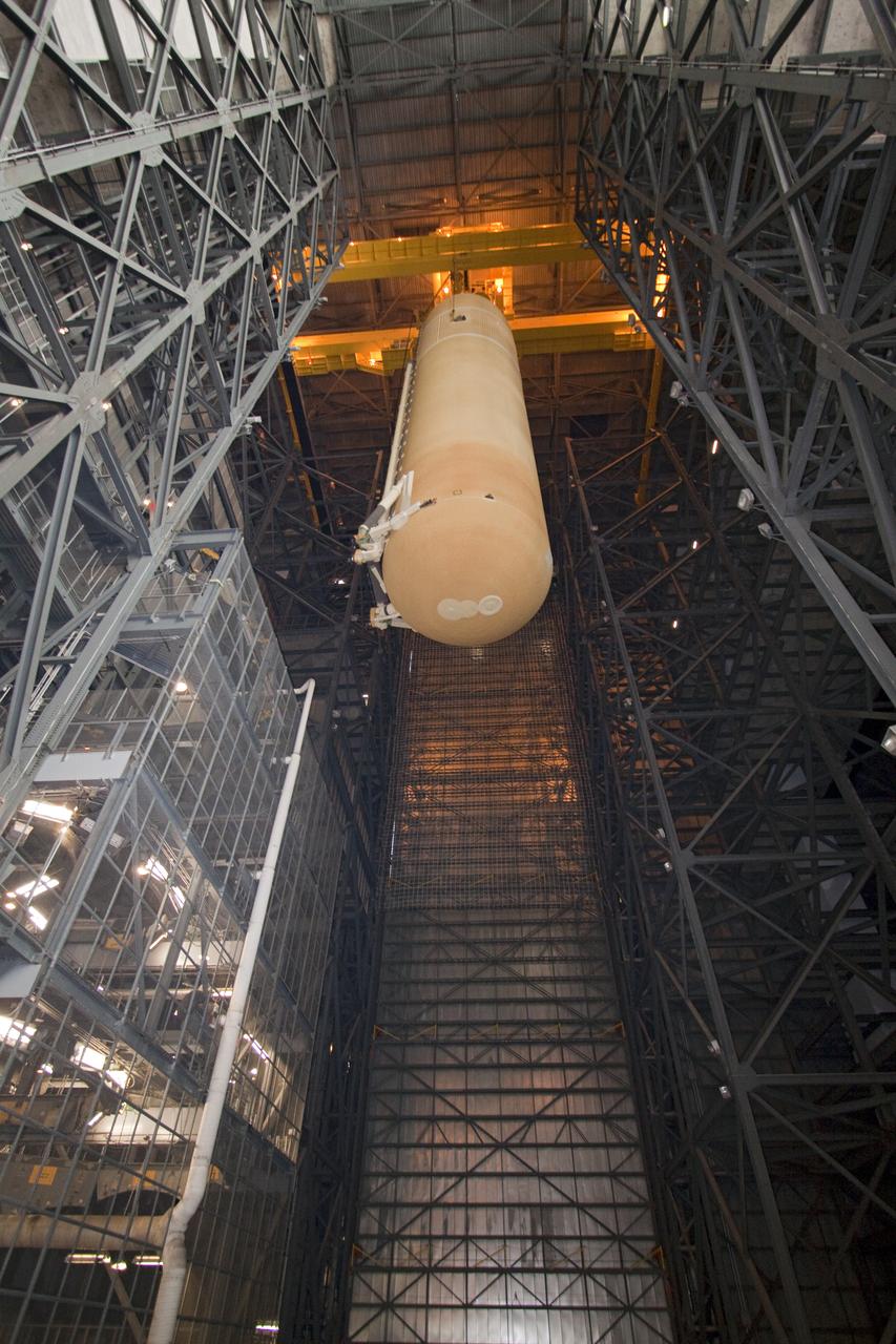 STS-133 ET-137 LIFT FOR MATE TO SRB'S