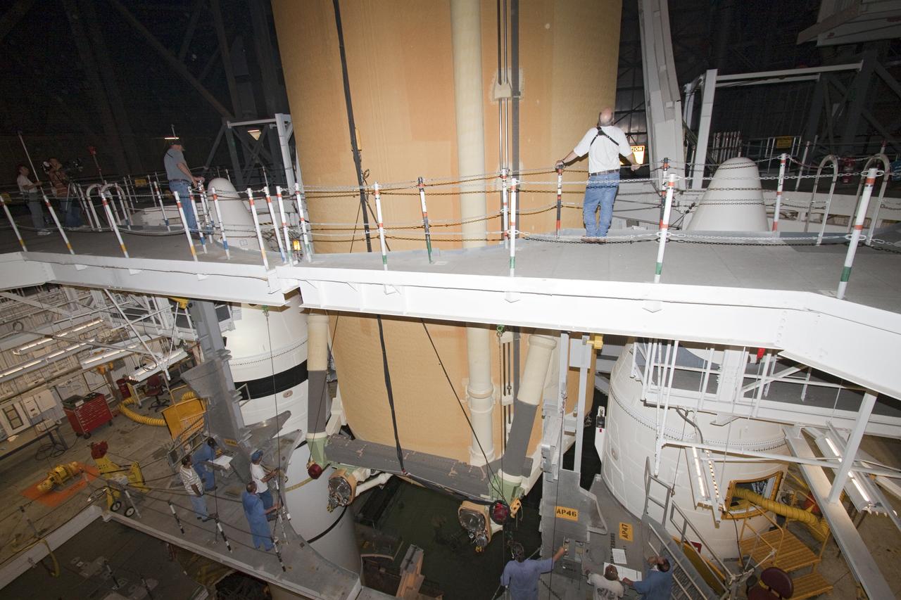STS-133 ET-137 LIFT FOR MATE TO SRB'S