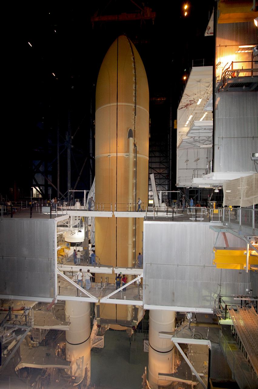 STS-133 ET-137 LIFT FOR MATE TO SRB'S