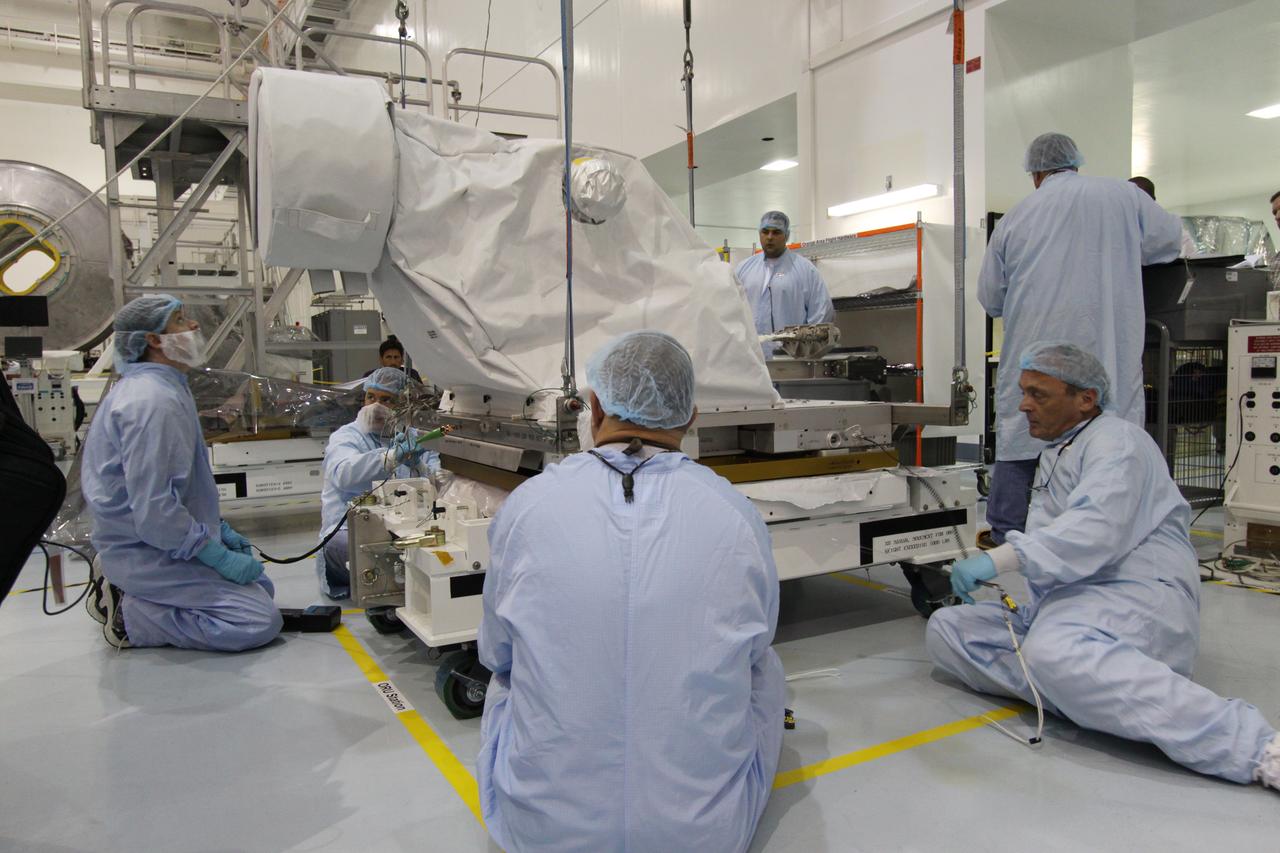 STS-134 S-Band Support Assembly (SASA) Lift to ELC-3