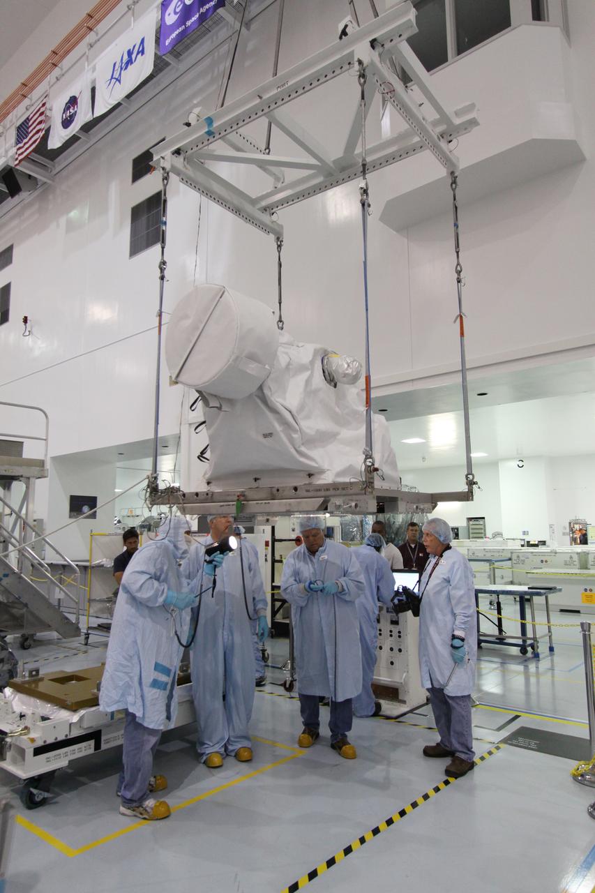 STS-134 S-Band Support Assembly (SASA) Lift to ELC-3