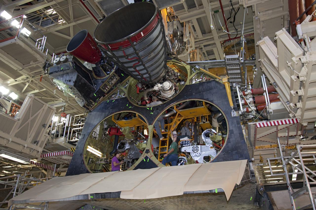 STS-133 DISCOVERY - SPACE SHUTTE MAIN ENGINE (SSME) #1 REMOVAL